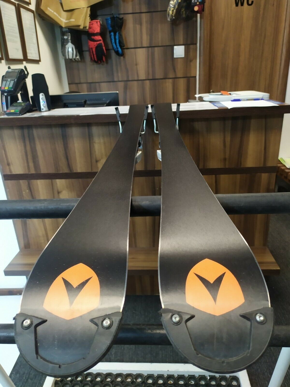 Skis Dynastar Team Pro 139 cm + fixations Salomon 9 NEUVES Ski d’hiver Plaisir