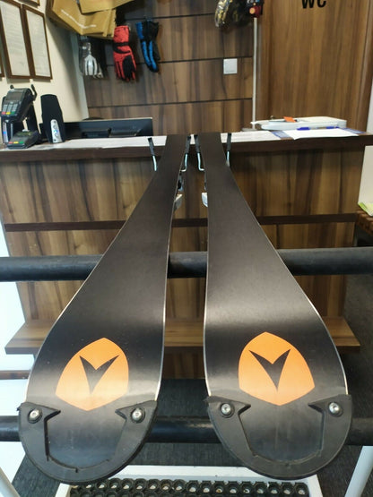 Skis Dynastar Team Pro 139 cm + fixations Salomon 9 NEUVES Ski d’hiver Plaisir