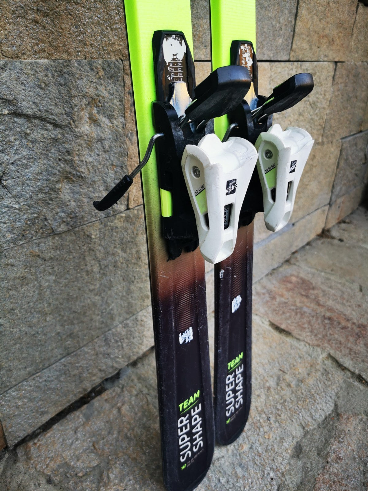 HEAD Supershape Team Easy 147cm  Ski + HEAD 7.5 Bindings  Winter Sport