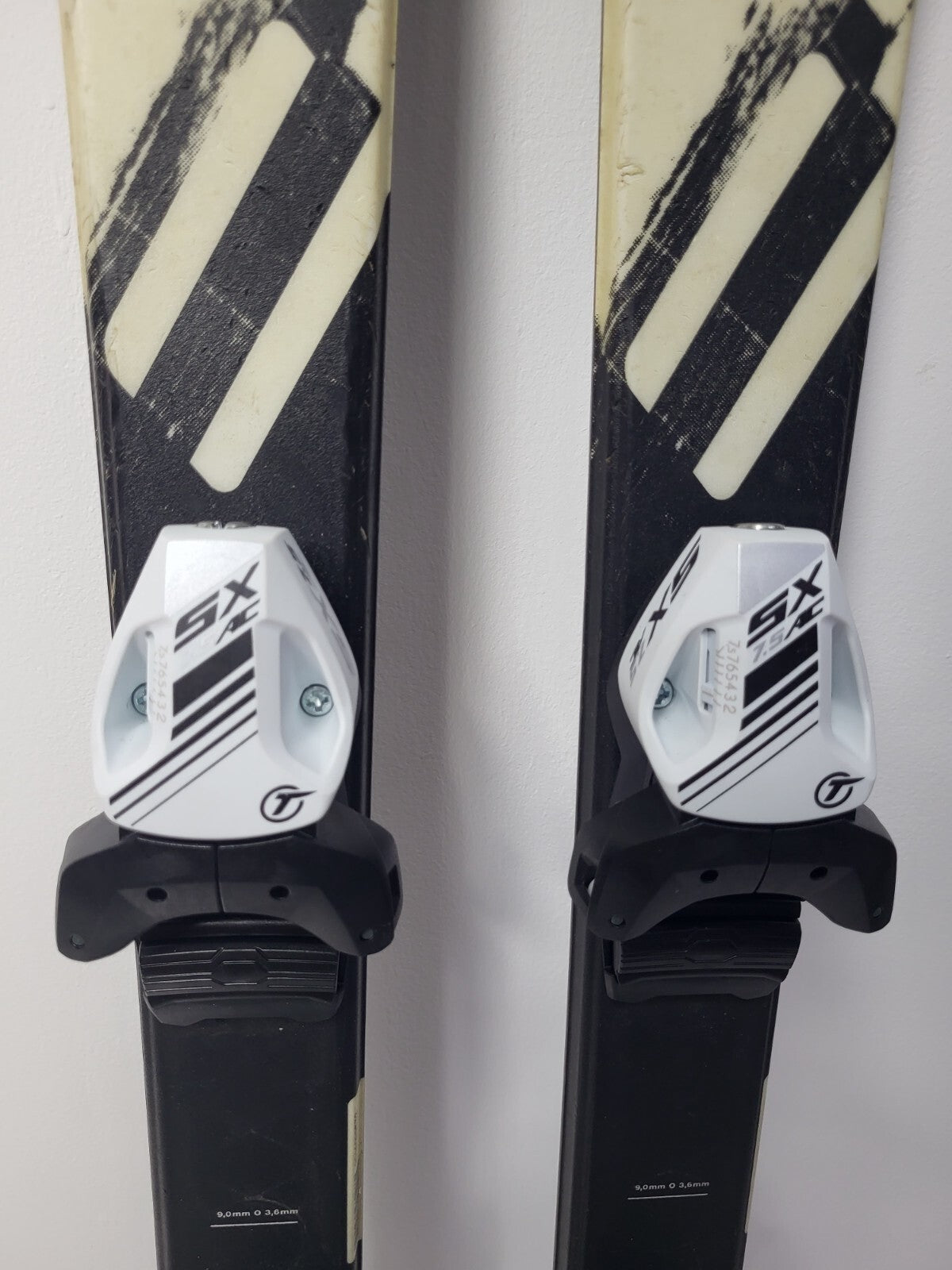 Ski Elan Exar Pro 140 cm + fixations Tyrolia 7.5 NEUVES. Sport, neige, hiver et plaisir