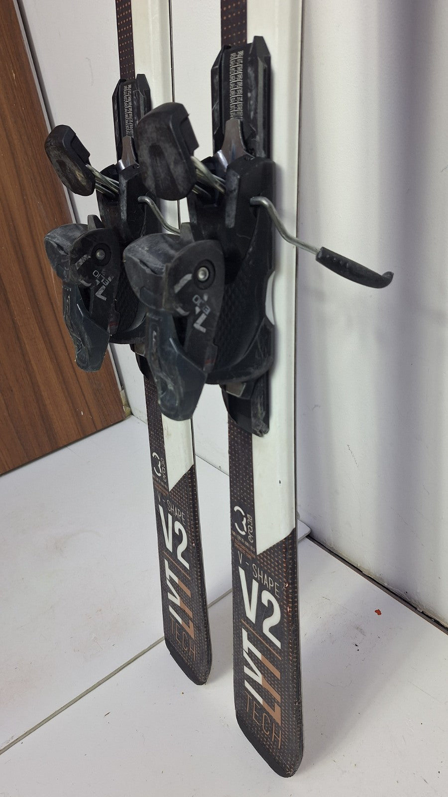 HEAD V-Shape V2 LYT  156cm Ski + Elan EL 10  Bindings Winter Sport