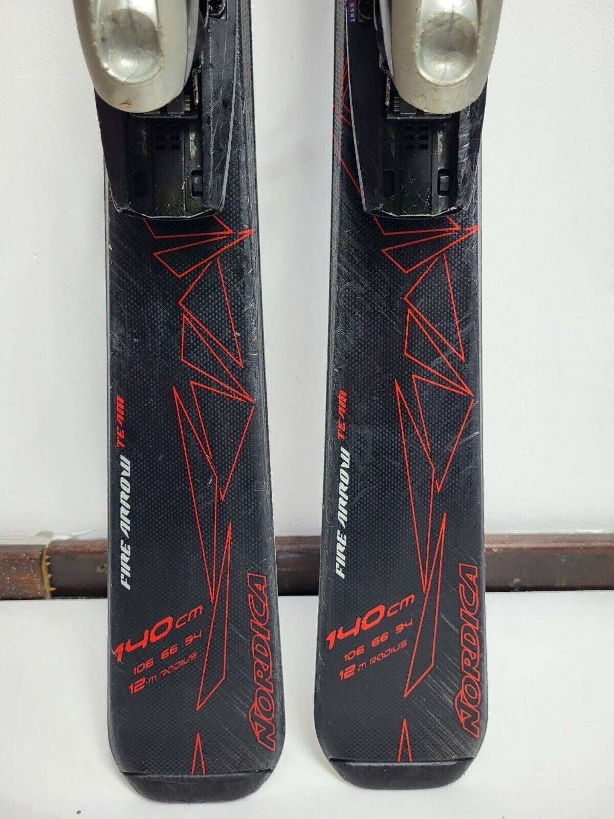 Ski Nordica Fire Arrow TM 140 cm + fixations Elan ESP 7.5, sports d’hiver