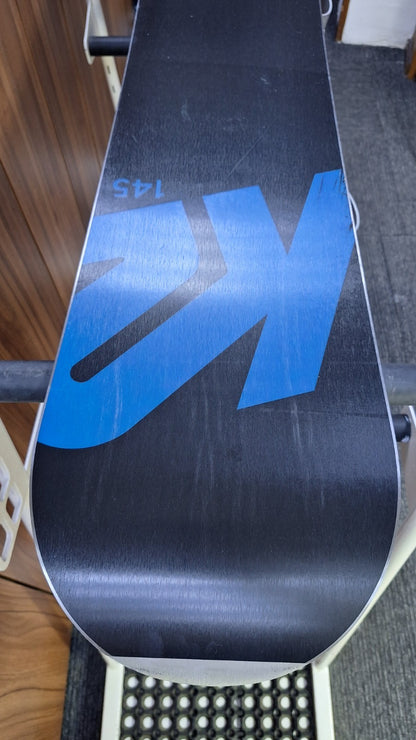 Snowboard K2 Rental 145 cm + fixations HEAD Rental taille M Aventure Hiver