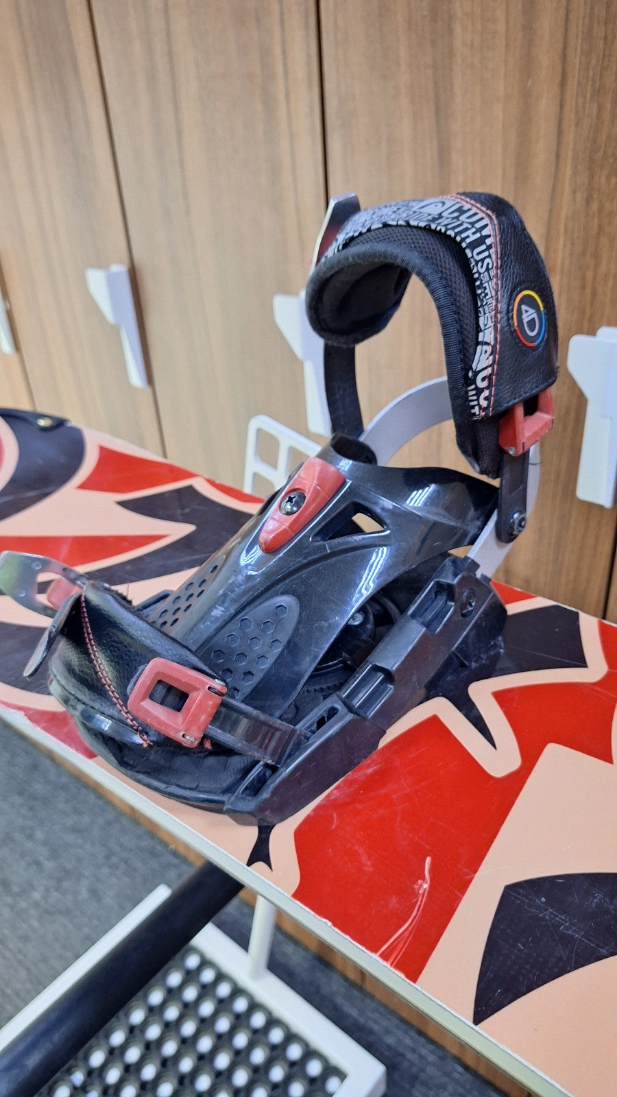 Snowboard Heli Kamikaze 147 cm + fixations HEAD Rental M Hiver Neige Aventure