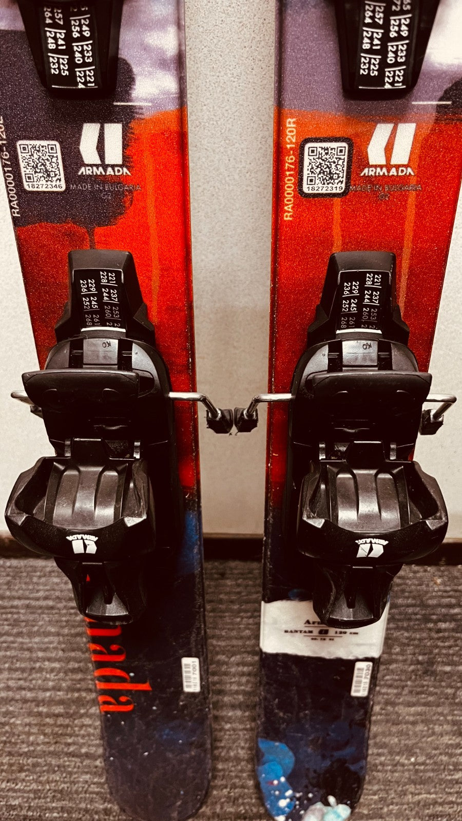 Sci Armada Bantam 120 cm + Attacchi Salomon 4.5 Sport invernali divertenti sulla neve