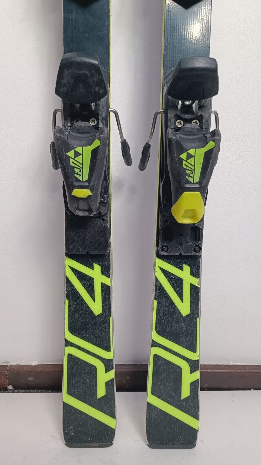 Fischer RC4 GS FIS 145 cm Ski + Fischer 7 Bindungen Wintersport Abfahrtsspaß