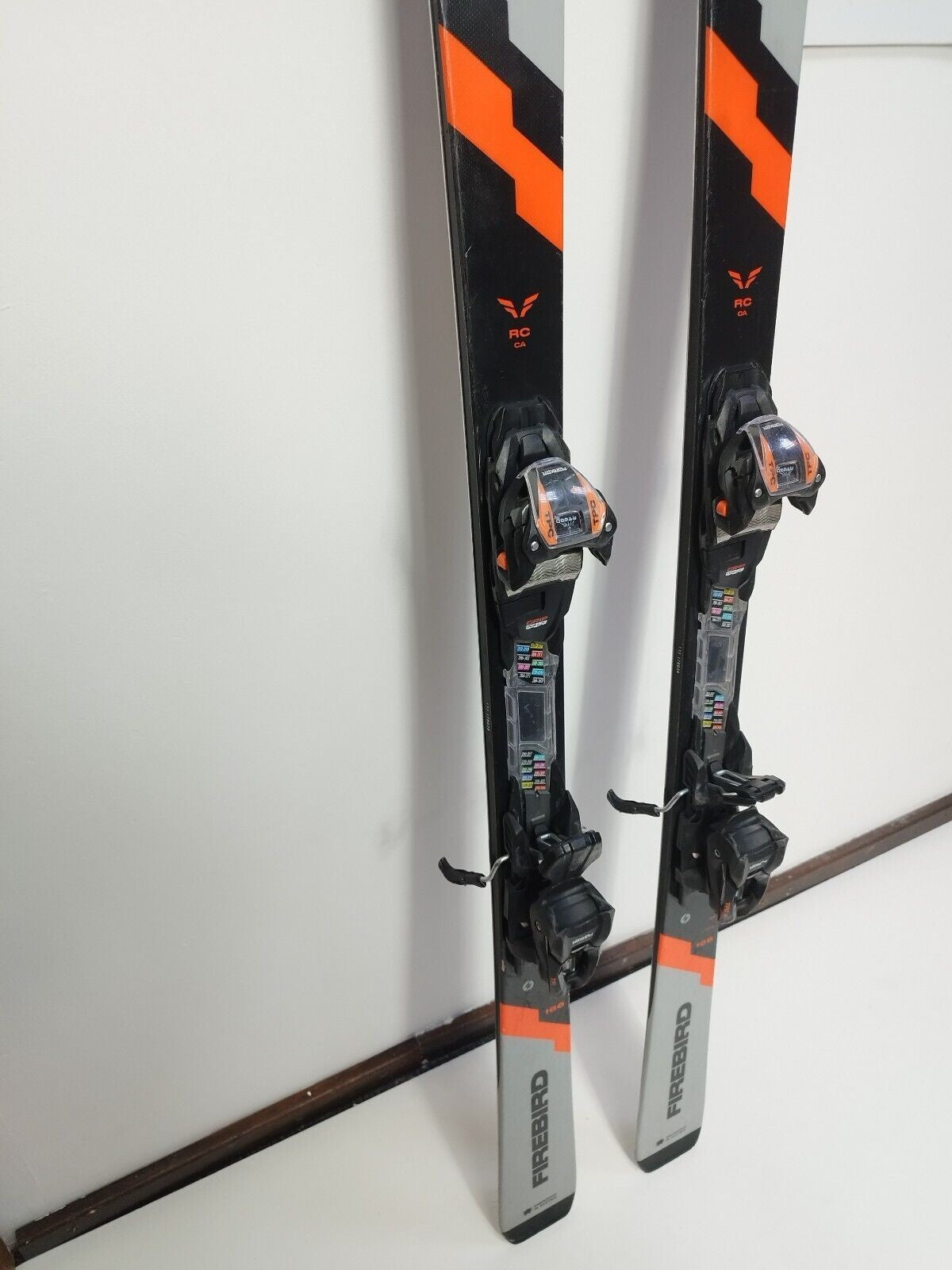 Skis Blizzard Firebird RC CA 166 cm + fixations Marker 10 pour sports d'hiver et plaisirs de la neige