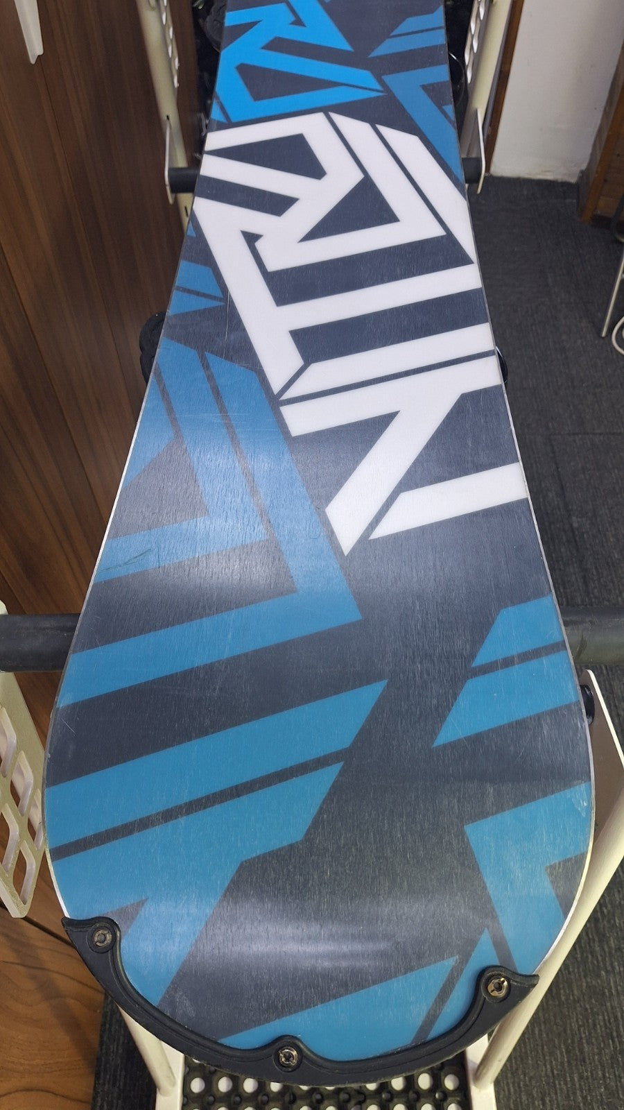Snowboard Nitro Shield Venti 159 cm + Attacchi Union L per divertirsi sulla neve in inverno