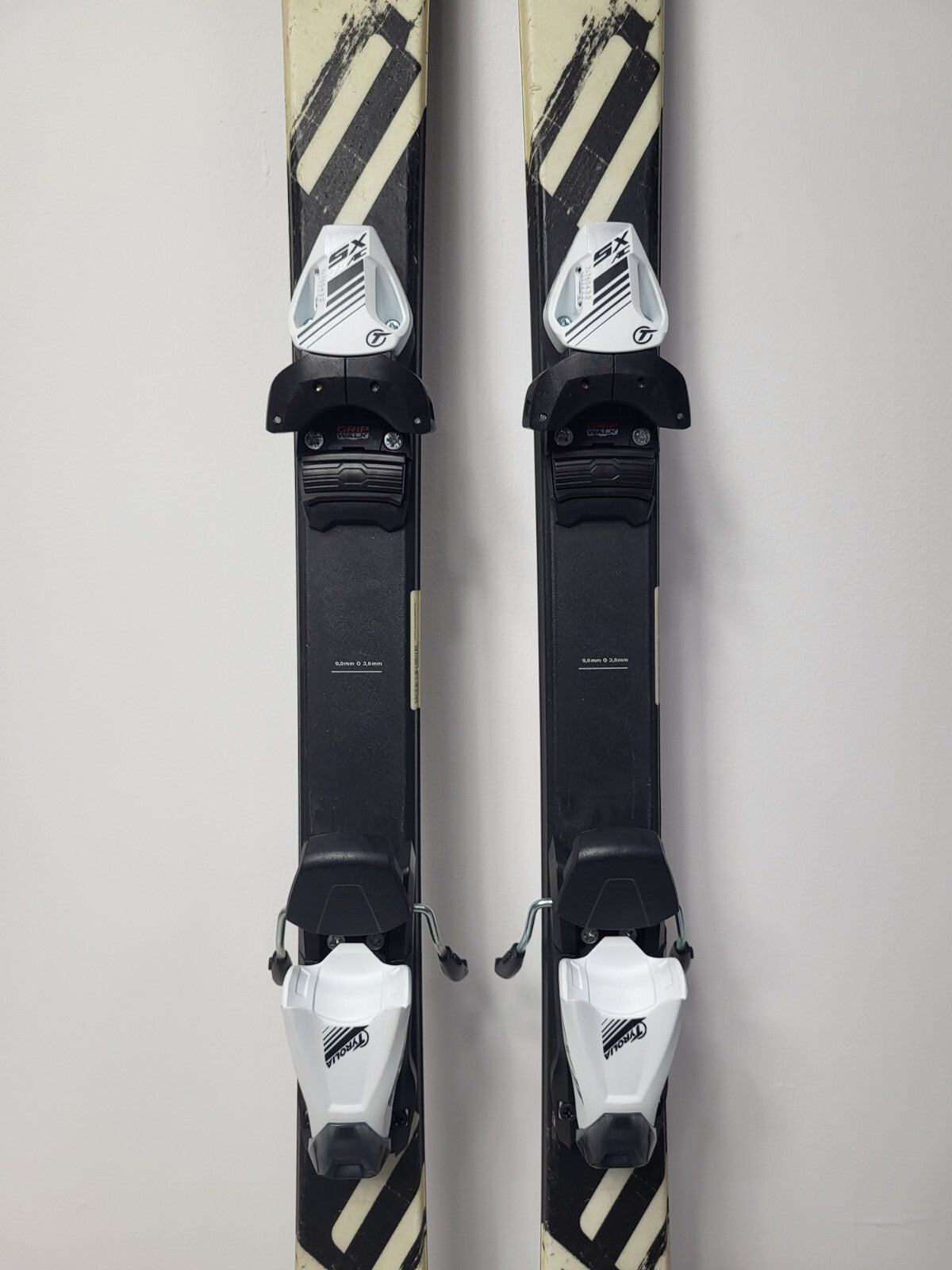 Ski Elan Exar Pro 140 cm + fixations Tyrolia 7.5 NEUVES. Sport, neige, hiver et plaisir