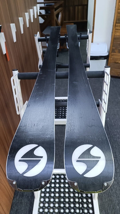 Sci Blizzard Quattro RS 166 cm + attacchi Marker 12 per il divertimento degli sport invernali