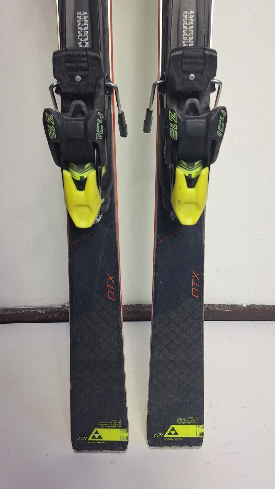 Sci Fischer RC4 The Curv DTX 171 cm + Attacchi Fischer Z12 Sport invernali Neve