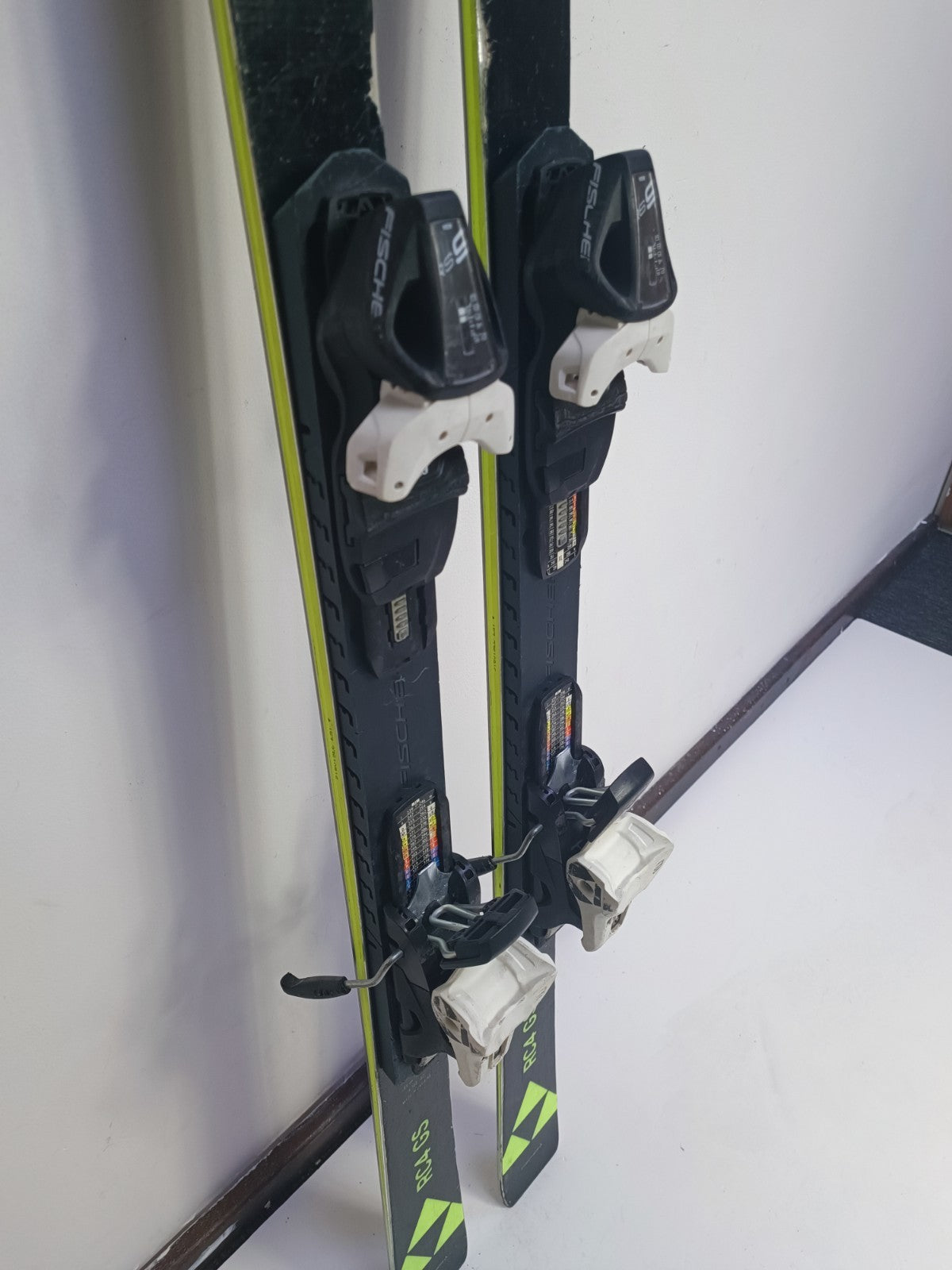 Fischer RC4 GS 153 cm Ski + Fischer RS9 Bindungen Wintersport-Schneespaß
