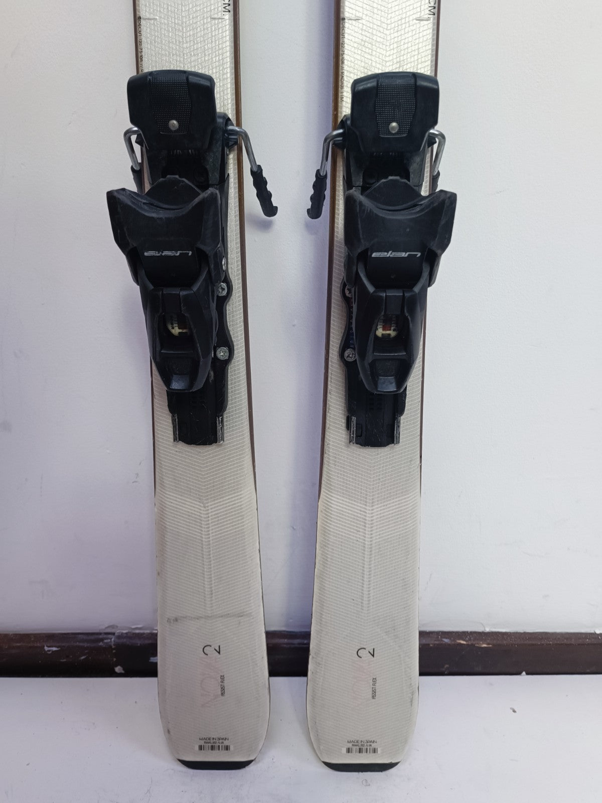 Sci Rossignol Nova2 144 cm + attacchi Elan ESR10 Divertimento invernale Sport sulla neve