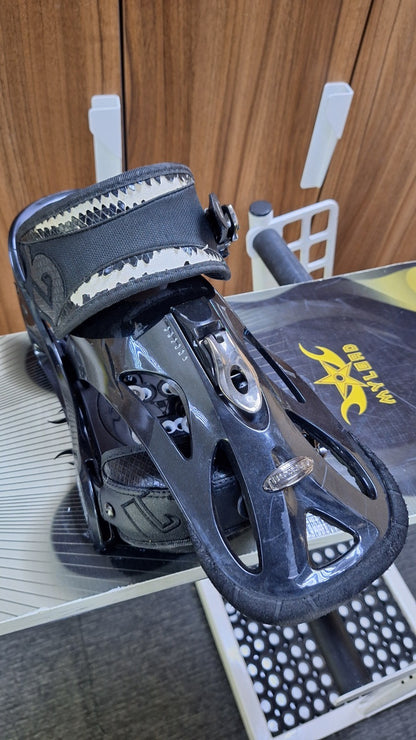 Stuf Mylend 157 cm Snowboard + Burton L Bindings Winter Sport Snow Fun