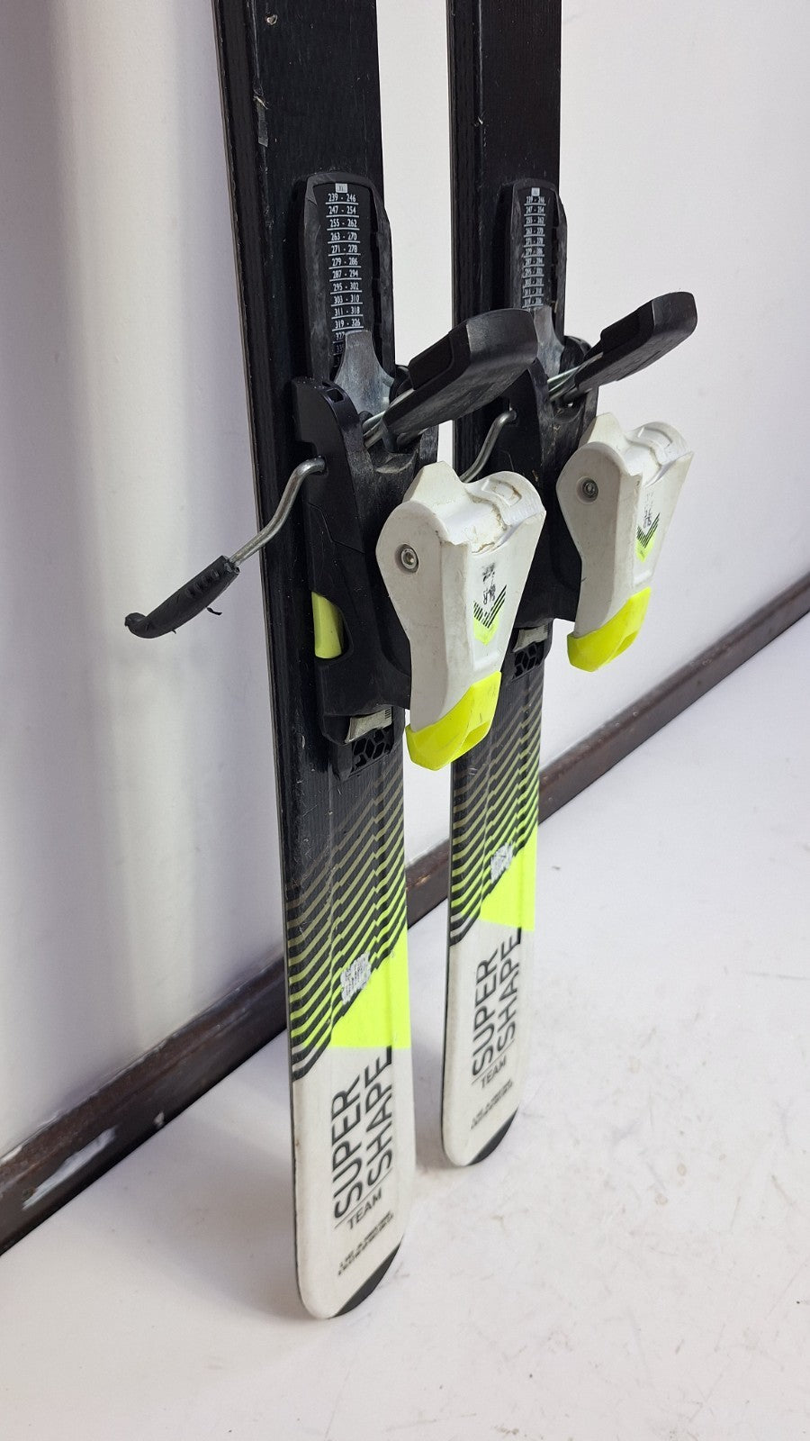HEAD SupershapeTeam SLR PRO 147cm Ski + HEAD SLR 7.5 Bindungen Wintersport