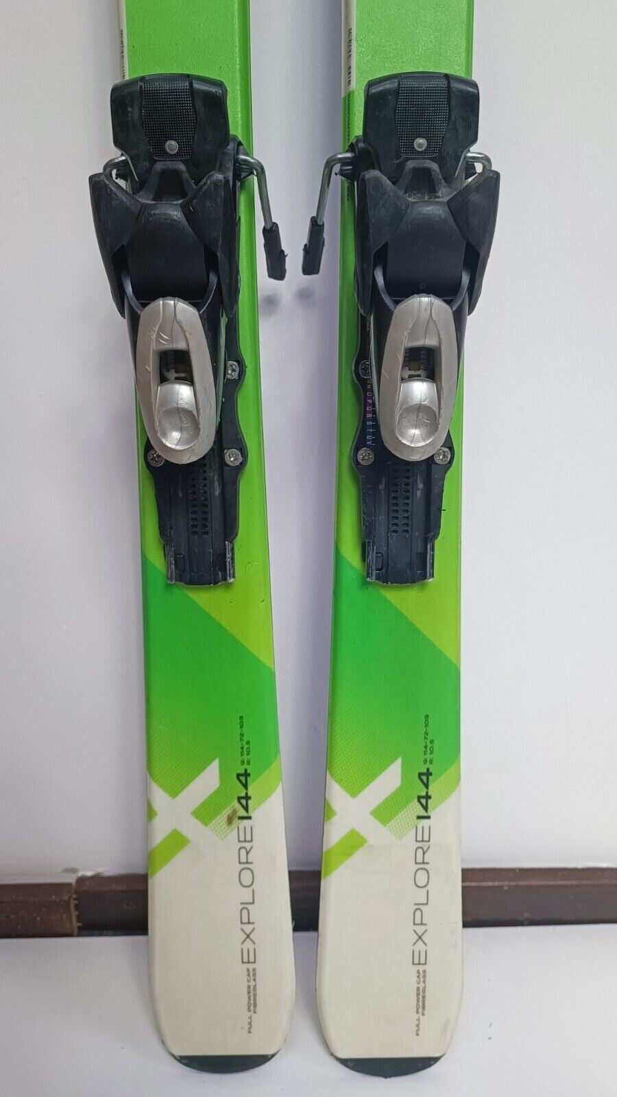 Ski Elan Explore X 144 cm + fixations Elan ESR 10. Sport d’hiver, plein air et neige