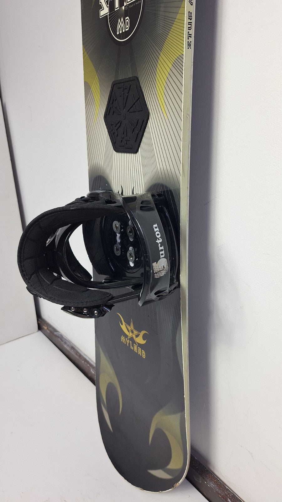 Stuf Mylend 157 cm Snowboard + Burton L Bindings Winter Sport Snow Fun