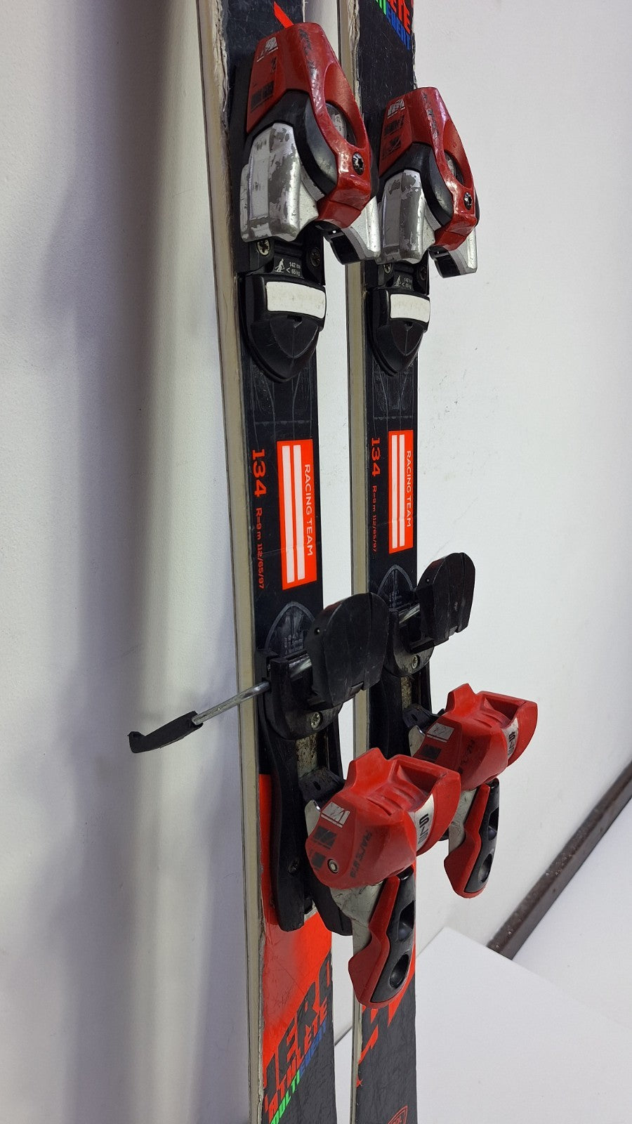 Sci Rossignol Hero Athlete Multievent 134 cm + attacchi Atomic 7.5 Inverno Neve