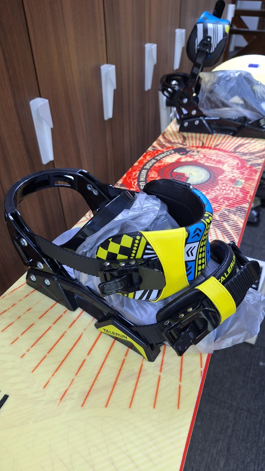 Snowboard HEAD Rocka 4D 159 cm + fixations Talerun L neuves Hiver Sport Plaisir