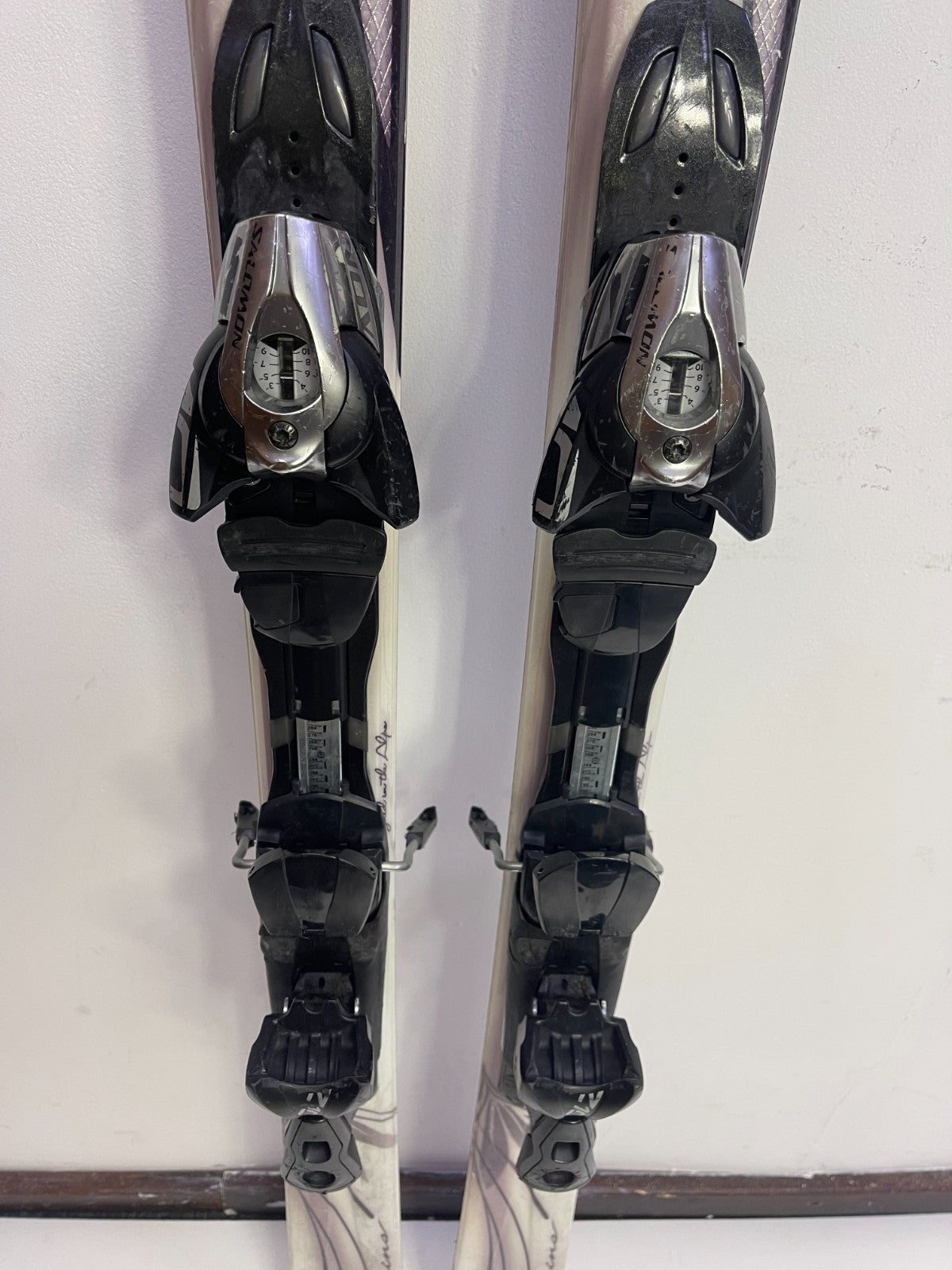 Ski Salomon Emerald 165 cm + fixations Salomon 10 Aventure Sport d’hiver