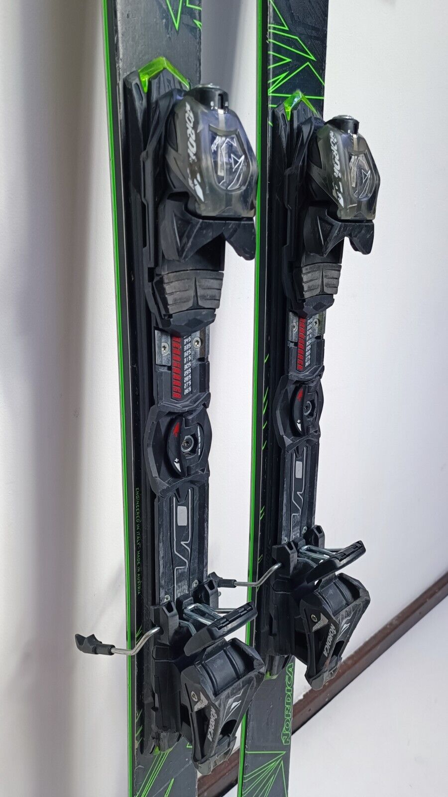 Nordica Fire Arrow 76 168cm Sci + Attacchi Nordica 10 Divertimento Sportivo Invernale