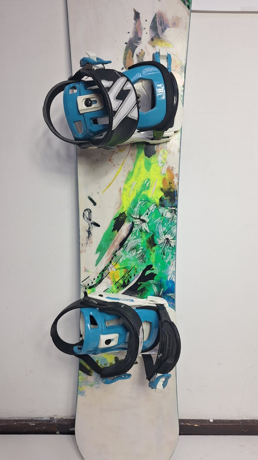 Volkl Shine 144 cm Snowboard + Volkl M Bindings  Fun Snow Winter Sport