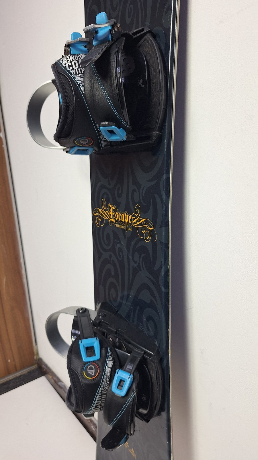 Snowboard Matrix Escape 136 cm + Attacchi HEAD Rental S Avventura sulla neve