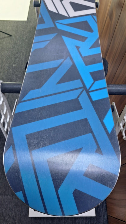 Snowboard Nitro Shield Venti 159 cm + Attacchi Union L per divertirsi sulla neve in inverno