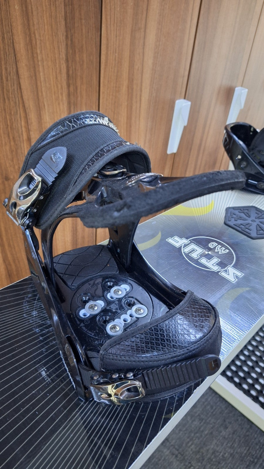 Stuf Mylend 157 cm Snowboard + Burton L Bindings Winter Sport Snow Fun