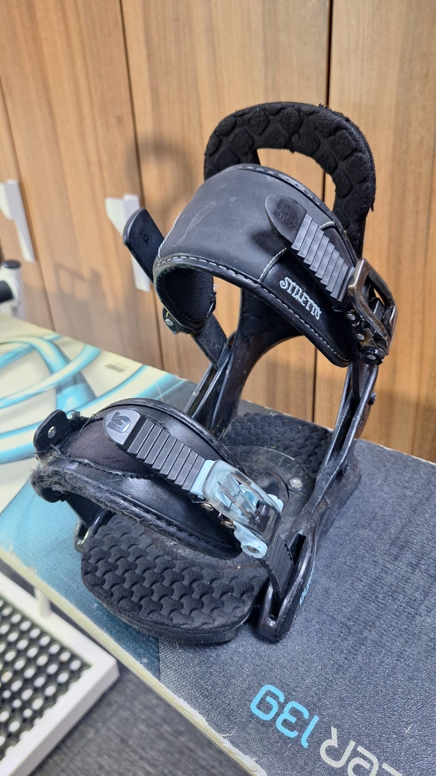Burton Cruzer 139 cm Snowboard + Speedfit M Bindungen Winter-Schneeabenteuer-Spaß