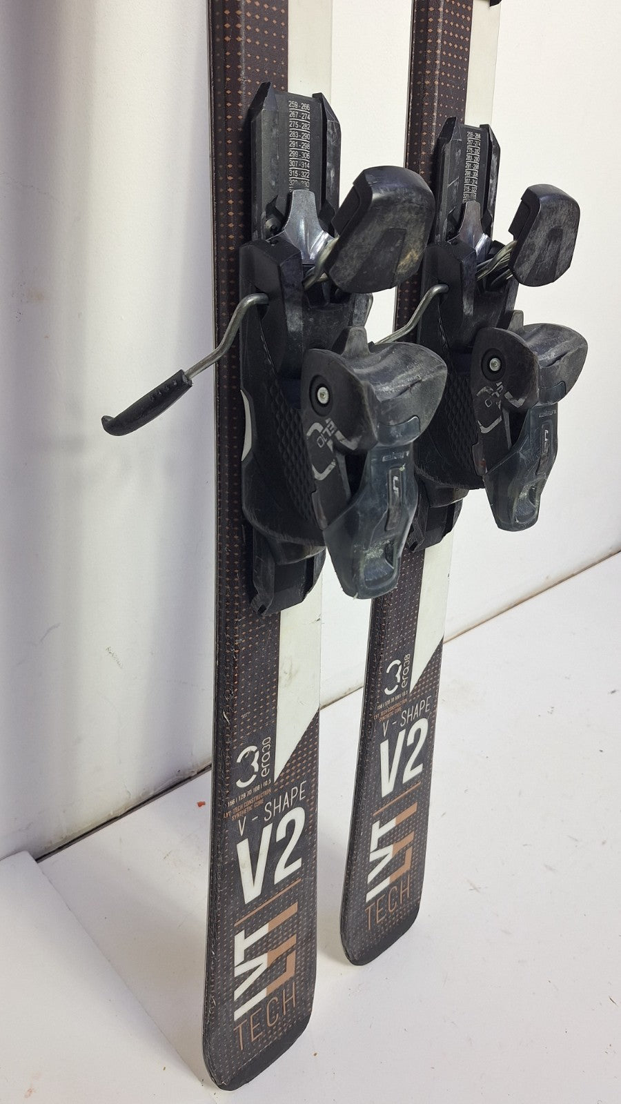 HEAD V-Shape V2 LYT  156cm Ski + Elan EL 10  Bindings Winter Sport