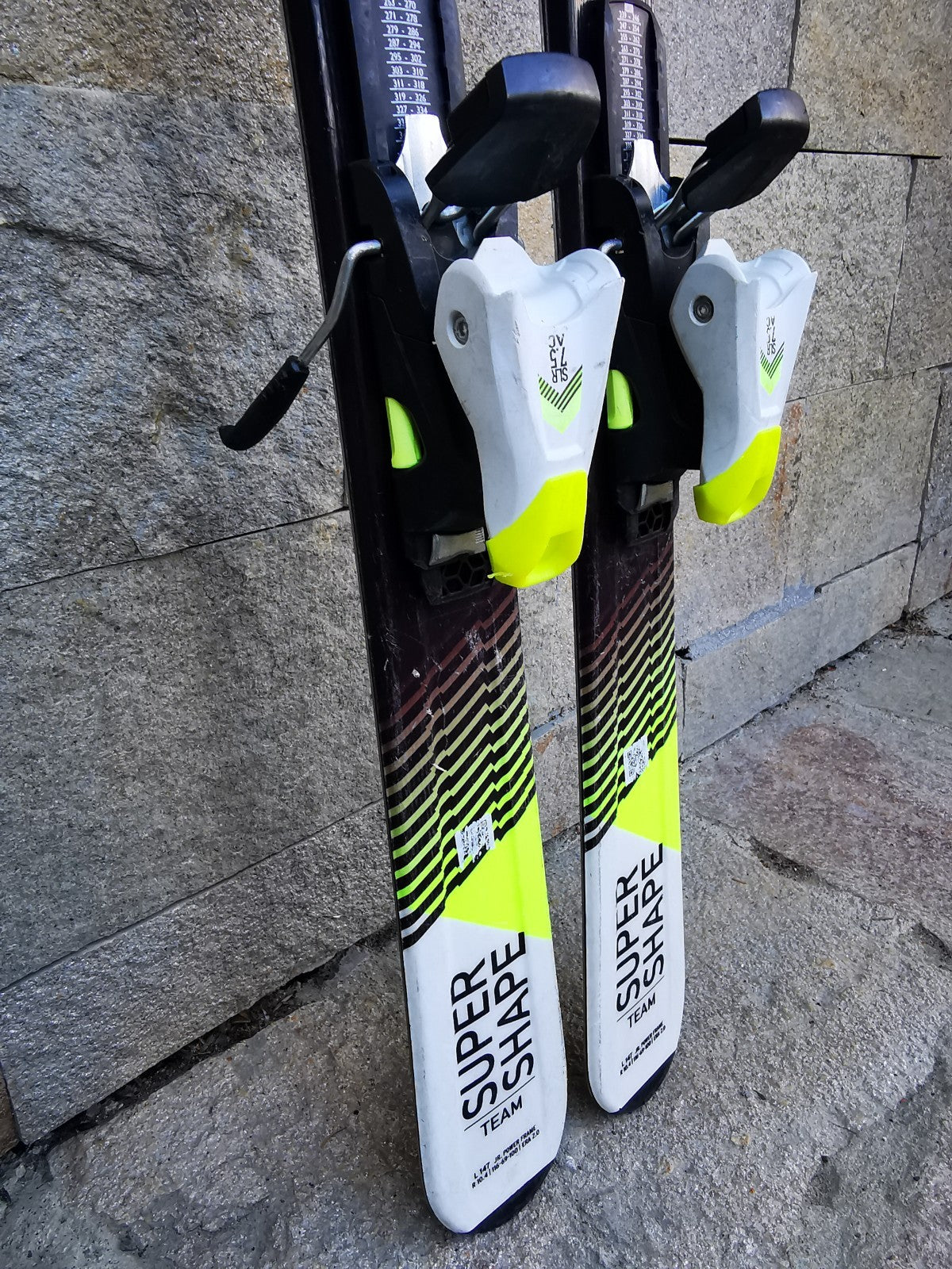HEAD Supershape SLR Pro 147cm  Ski + HEAD 7.5 Bindings  Winter Sport