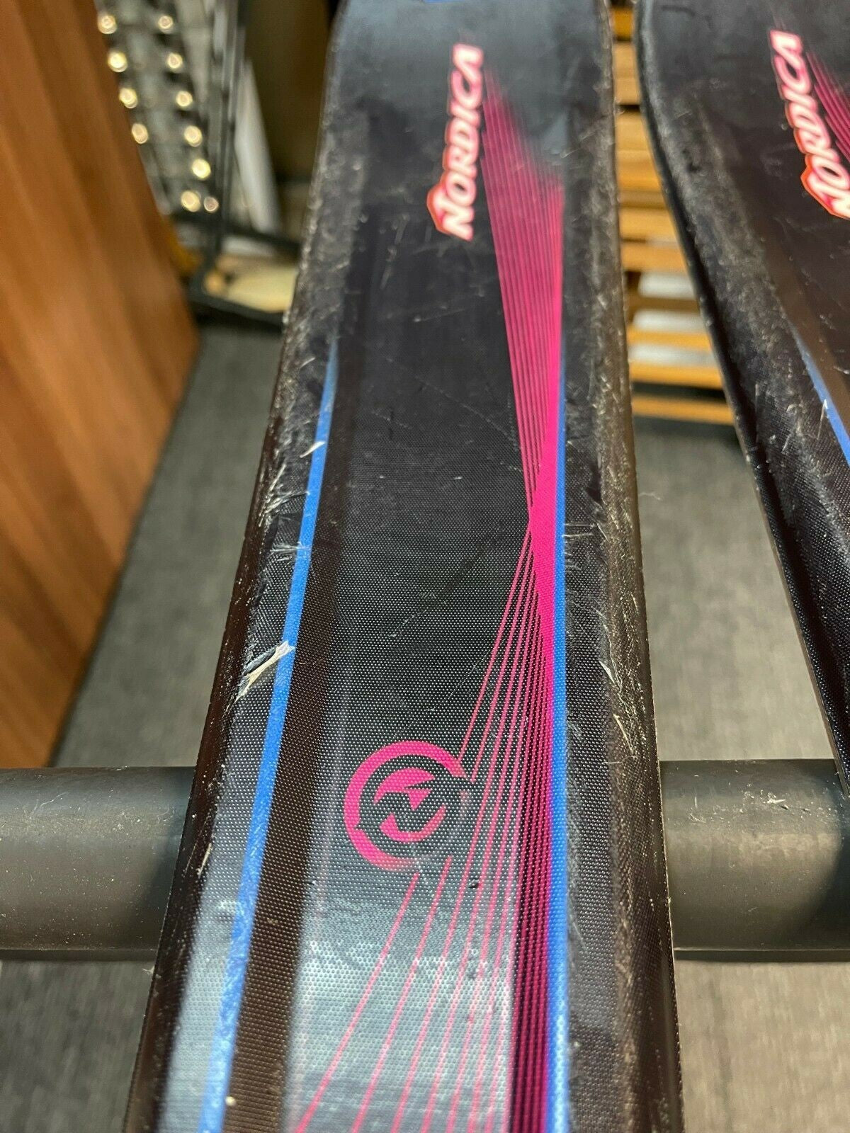 Ski Nordica Fate 170 cm + fixations Nordica PRO 2S Sport d’hiver et aventure en plein air