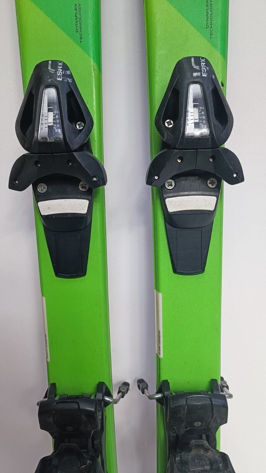 Ski Elan Explore X 144 cm + fixations Elan ESR 10. Sport d’hiver, plein air et neige