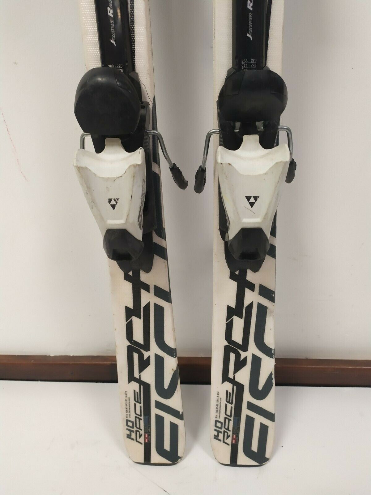 Ski Fischer Race 140 cm + fixations Fischer 7.5, sports d’hiver, descente, loisirs, CBS