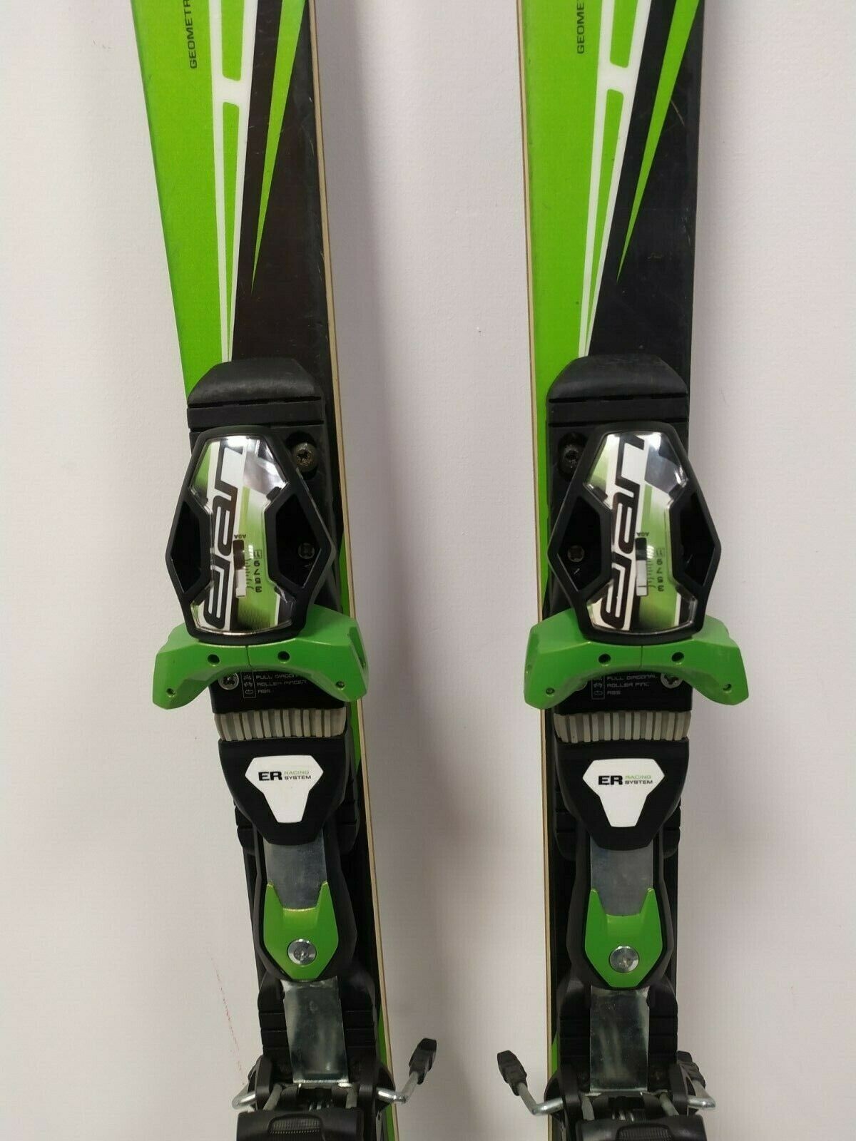 Elan Race RCG 142 cm Ski + Elan ER 11 Bindungen Wintersport-Spaß im Schnee