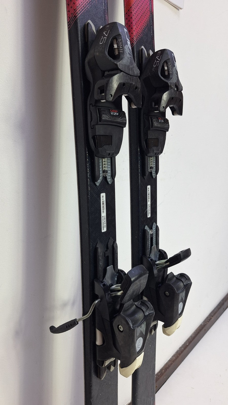 Elan Black Crystal 158 cm Ski + Elan EL 7.5 Bindungen Sport Schnee Winterspaß
