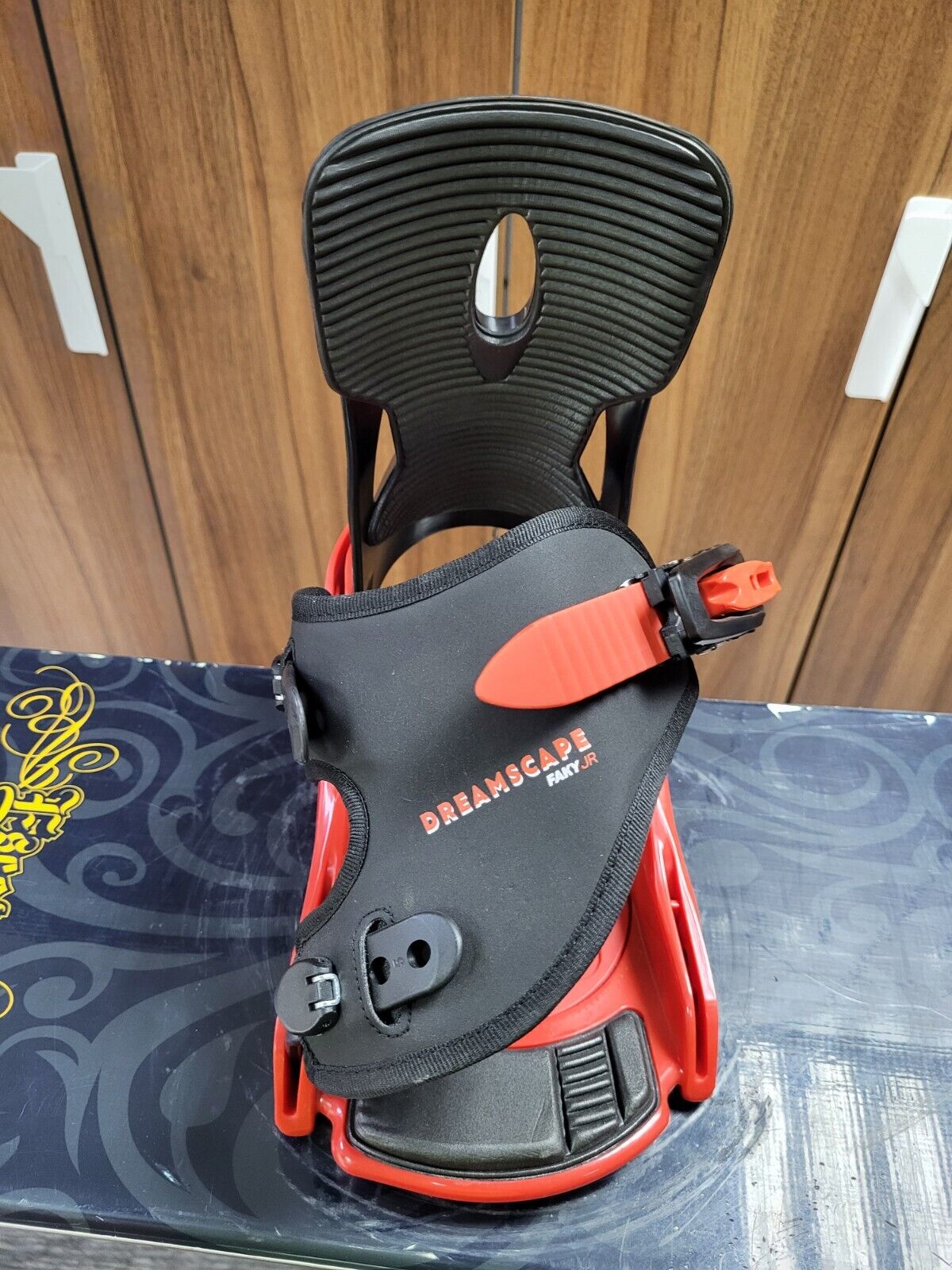 Matrix Escape 141 cm Snowboard + NEW Dreamscape Faky JR Size S Bindings Winter