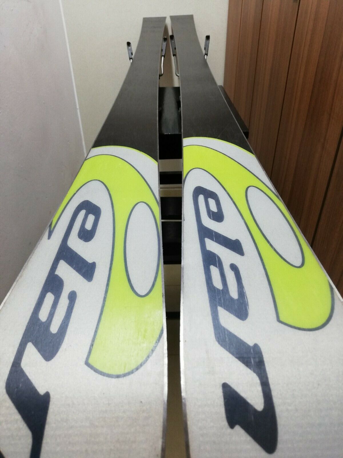 Elan Mantis M 12 176 cm Sci + Attacchi Salomon 700 Sport invernali sulla neve all'aperto