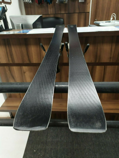 Ski Atomic Redster GS 131 cm + fixations XTL 7.5, neige en plein air